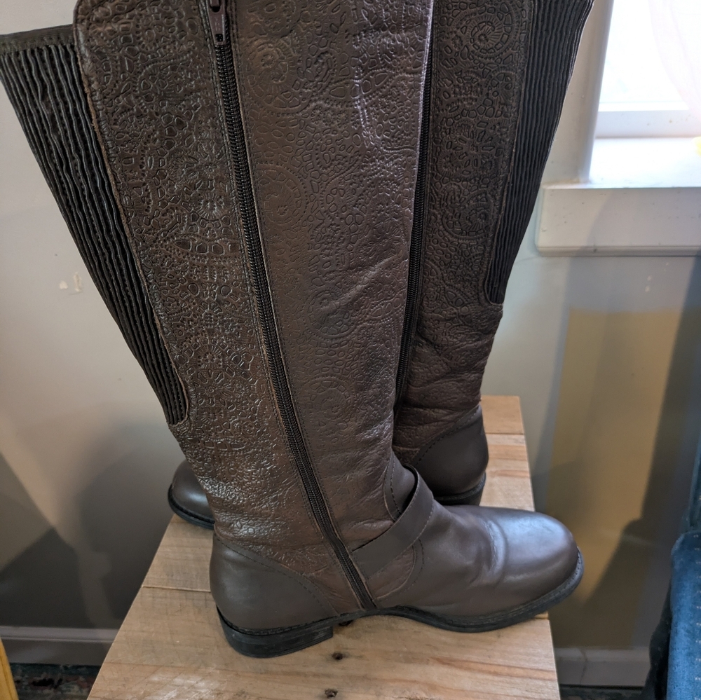 David Tate Brown Embossed Leather Knee-High Heeled Boots - Picture 7 of 8